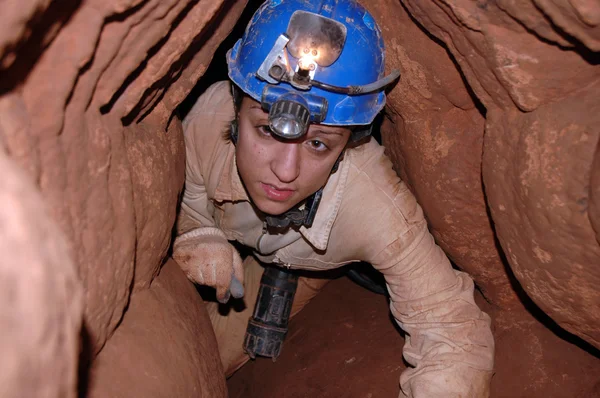 Pasaje estrecho de la cueva con una excavadora — Foto de Stock