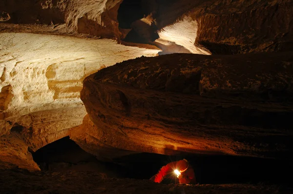 Bir mağaracı geçişiyle mağara — Stok fotoğraf