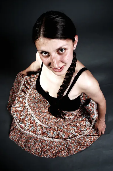 Unga dansare kvinna med färg kjol — Stockfoto