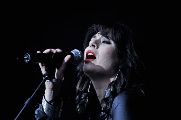 Cantante mujer realizar en vivo en el escenario — Foto de Stock
