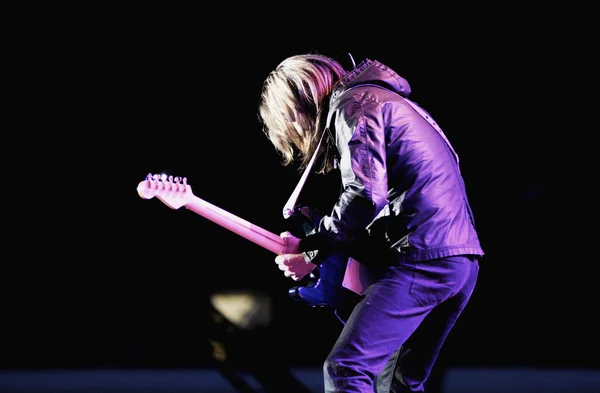 Guitarrista se apresenta ao vivo no palco — Fotografia de Stock