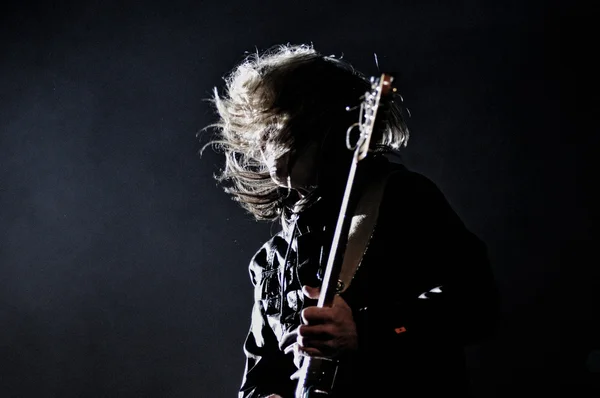 Kytarista vystupuje živě na pódiu — Stock fotografie