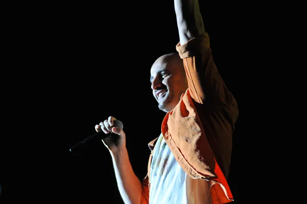 Cantante realiza en vivo en el escenario, cantando en micrófono — Foto de Stock