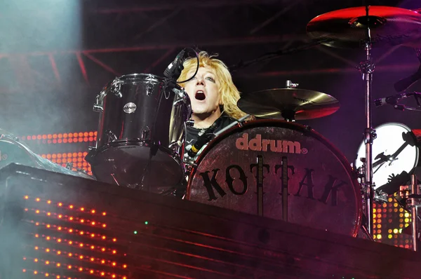 O baterista James Kottak se apresenta ao vivo no palco — Fotografia de Stock