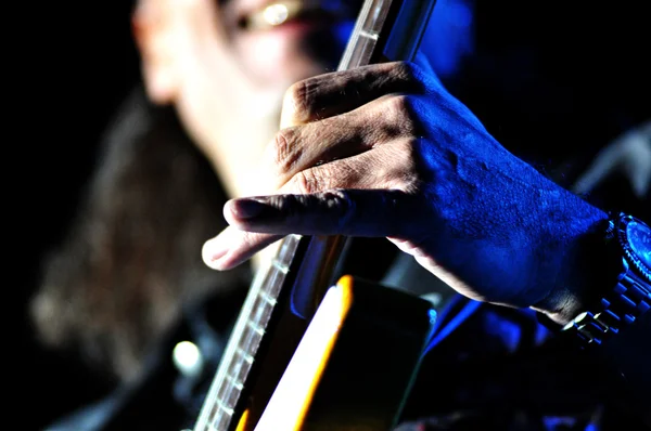 Gitarist, canlı sahne alanı üzerinde gerçekleştirir — Stok fotoğraf