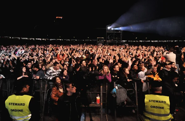 Canlı bir konser fanlar — Stok fotoğraf