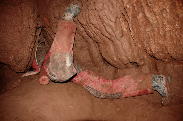 Passaggio in grotta con una speleologia — Foto Stock