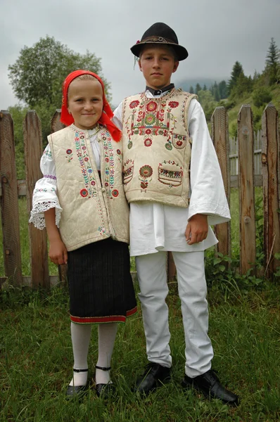 Un grupo de niños bailarines con ropa tradicional — Foto de Stock