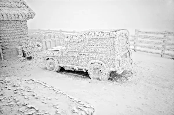 Fryst bil om vinteren – stockfoto