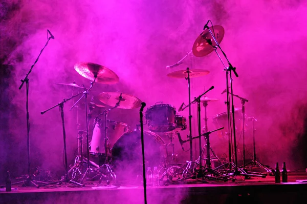 Rock bändi suorittaa live — kuvapankkivalokuva
