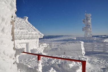 buz kaplı bir meteoroloji istasyonu