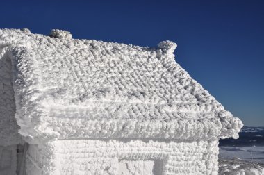 buz kaplı bir meteoroloji istasyonu