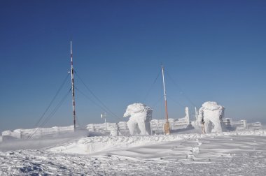 buz kaplı bir meteoroloji istasyonu