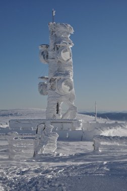 buz kaplı bir meteoroloji istasyonu