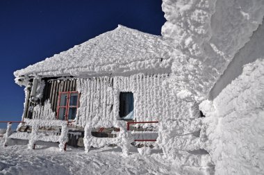 buz kaplı bir meteoroloji istasyonu