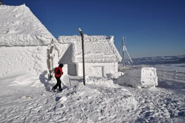 buz kaplı bir meteoroloji istasyonu