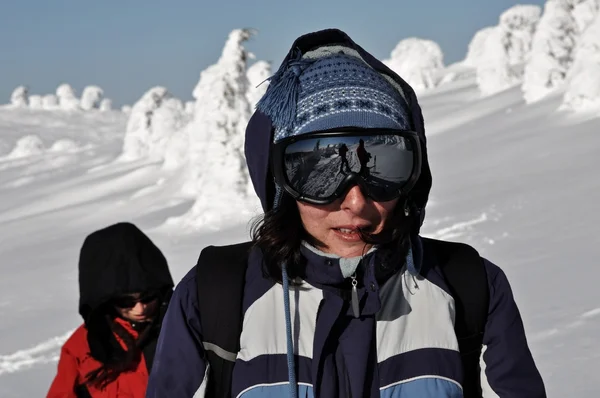 Kvinnliga skidåkare med solglasögon — Stockfoto