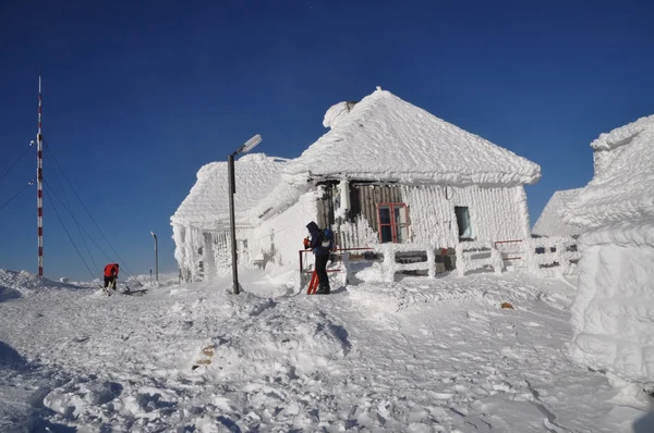Una estación meteorológica cubierta de hielo —  Fotos de Stock