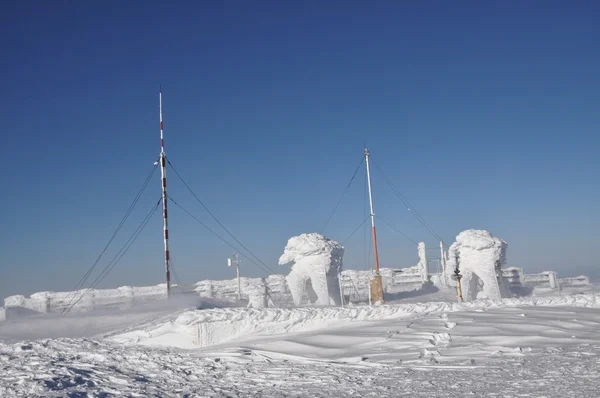 Una estación meteorológica cubierta de hielo — Foto de Stock
