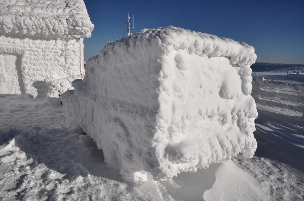 Zmrazené auto v zimě — Stock fotografie