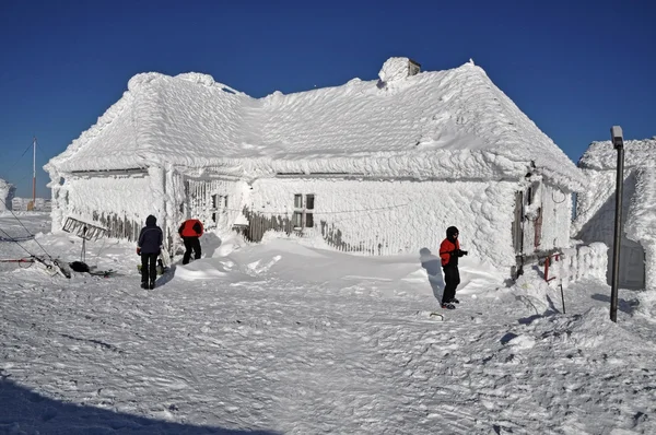 बर्फ झाकलेले हवामान स्थानक — स्टॉक फोटो, इमेज
