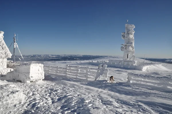 buz kaplı bir meteoroloji istasyonu