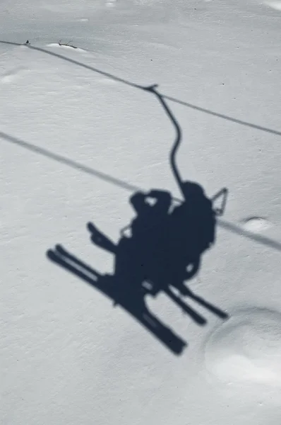 Narciarski wyciąg krzesełkowy cień na śniegu — Zdjęcie stockowe