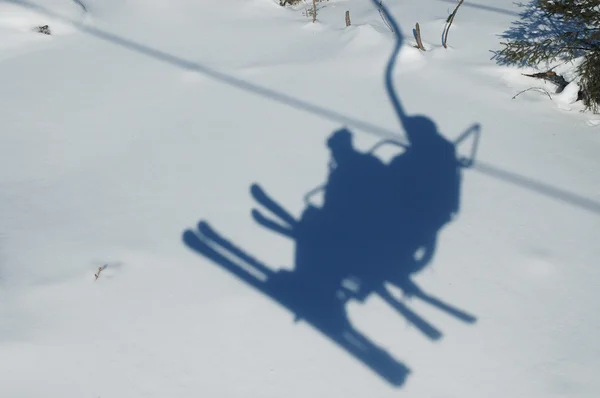Ski stoeltjeslift schaduw op sneeuw — Stockfoto