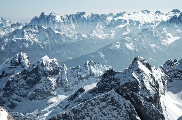 Dolomiti montagne en hiver, station de ski en Italie — Photo