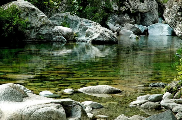 Hermosa corriente de agua tranquila en el cañón de Purcaraccia, Córcega, Francia —  Fotos de Stock