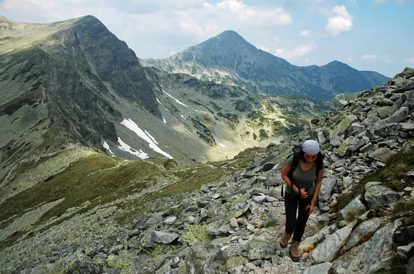 ハイカー retezat 国立公園の山々、カルパティア山脈、ルーマニア — ストック写真