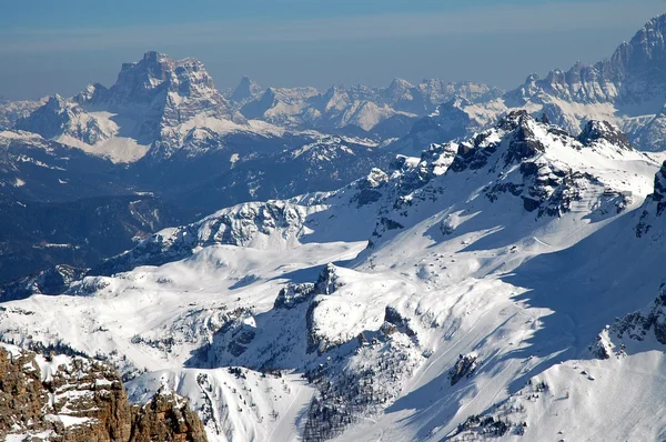 Dolomiti montanhas no inverno, estância de esqui na Itália — Fotografia de Stock