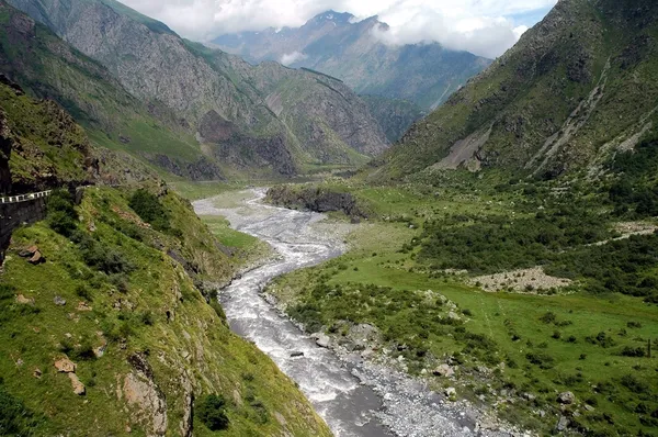 Georgiska militära highway, Kaukasus bergen, Georgien — Stockfoto