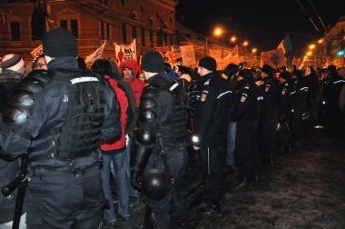 protestocular karşı özel birim polislerdenbirinin