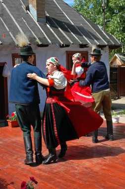 geleneksel giysiler içinde genç dansçılar