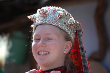 geleneksel giysiler içinde genç dansçılar