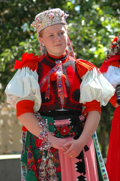 Młodzi tancerze w tradycyjne stroje — Zdjęcie stockowe