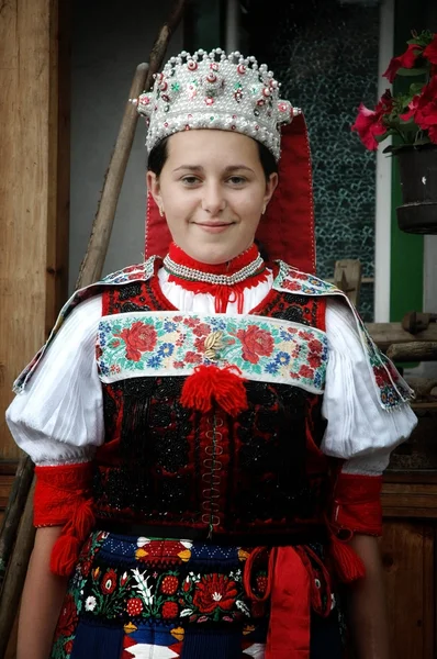 전통 옷을 입고 젊은 댄서 — 스톡 사진