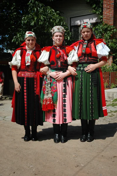 Jonge dansers in traditionele kleding — Stockfoto