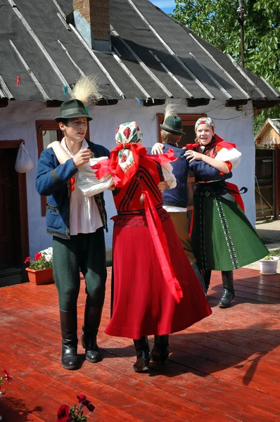 Νέους χορευτές σε παραδοσιακά ρούχα — Φωτογραφία Αρχείου
