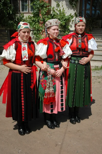 Молодые танцоры в традиционной одежде — стоковое фото