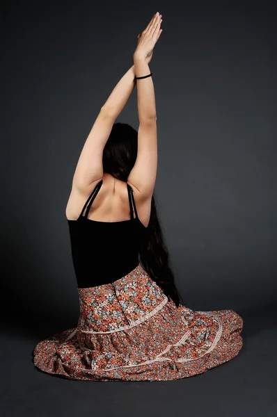 Хіпі дівчина займається вправами йоги — стокове фото