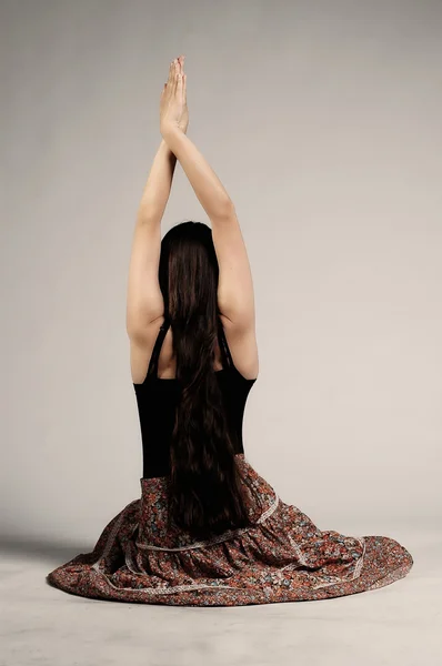 Chica hippie haciendo ejercicio de yoga —  Fotos de Stock