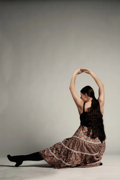 Hippie meisje doen yoga oefening — Stockfoto