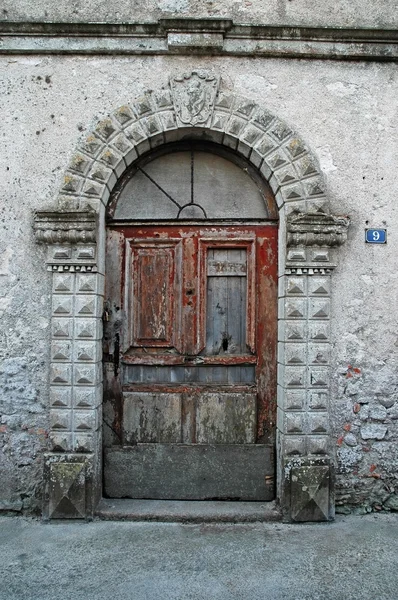 Вход в дверь, Кальви, Корсика — стоковое фото