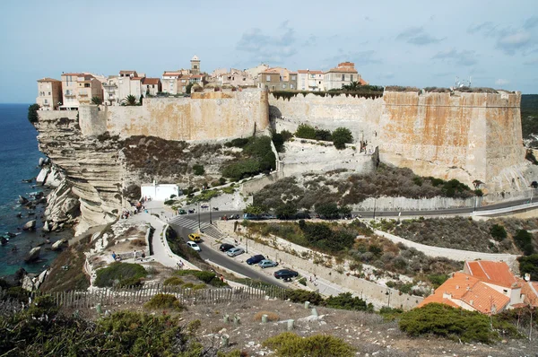 Bonifacio gamla stan på sea cliff, Korsika, Frankrike — Stockfoto