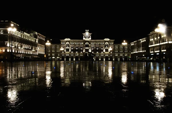 Itálie, Terst, piazza unita d'italia v noci — Stock fotografie