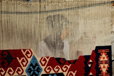 kadın geleneksel Türk halı örgüleri