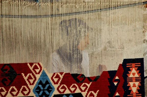 Γυναίκα υφαίνει μια παραδοσιακή τουρκική χαλί — Φωτογραφία Αρχείου