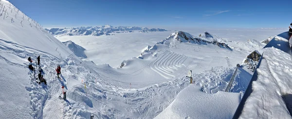 Skigebietspanorama in den österreichischen Alpen — Stockfoto